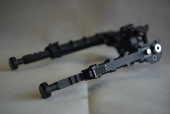 330g Bipod táctico al aire libre ajustable 5.5''-8.1'' altura 5 ranuras para la versatilidad